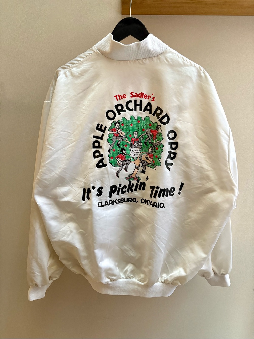The Sadler’s Apple Orchard Opry VTG 90s white satin jacket XL Made in Canada